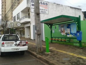 Parquimetro no ponto de onibus